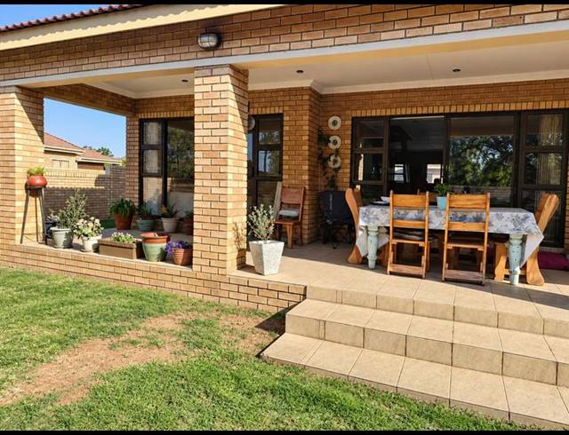 3 BEDROOM APARTMENT FOR SALE IN VAALPARK